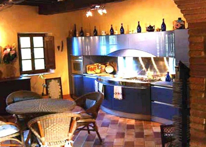 4. Kitchen (Rustic)