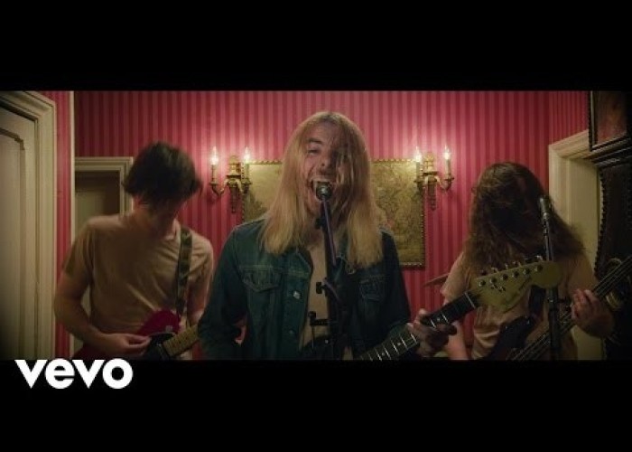 Pulled Apart By Horses - Hotel Motivation (Official Video)